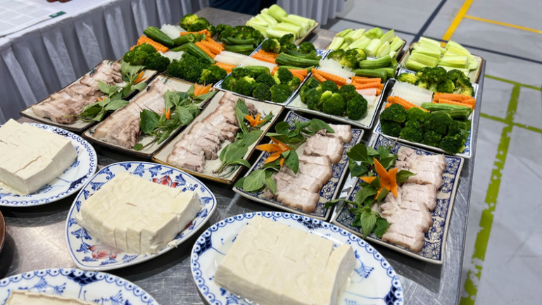 Dự án mang đến kiến thức thực tiễn và góc nhìn toàn diện về việc bảo vệ sức khỏe từ chính căn bếp mỗi gia đình. bua-an-5567.png