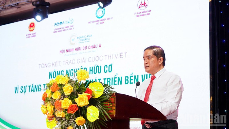 Ông Đỗ Ngọc Thi, Tổng Biên tập Tạp chí Nông nghiệp hữu cơ Việt Nam, Trưởng ban Tổ chức cuộc thi phát biểu tại lễ trao giải. ndo-br-anh-thi-7564.jpg