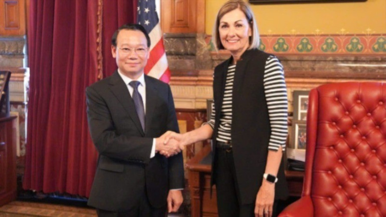 Bà Kim Reynolds, Thống đốc bang Iowa, đón tiếp Bộ trưởng Đỗ Đức Duy tại phòng làm việc cá nhân. z6666083940275-a2987e22bf2c12f54a412237a34bc966-2172-1186.jpg