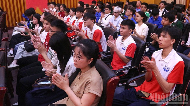 Sự kiện thu hút gần 300 khách mời trong nước, quốc tế và gần 5.800 người tham dự trực tuyến tại hơn 220 điểm cầu. ndo_br_hoc-sinh-1969.jpg
