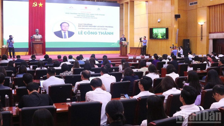 Toàn cảnh buổi lễ phát động Giải thưởng Trường học sinh thái ASEAN (ASEAN Eco-schools Award) năm 2025 tại điểm cầu Hà Nội. ndo_br_toan-canh-4823.jpg