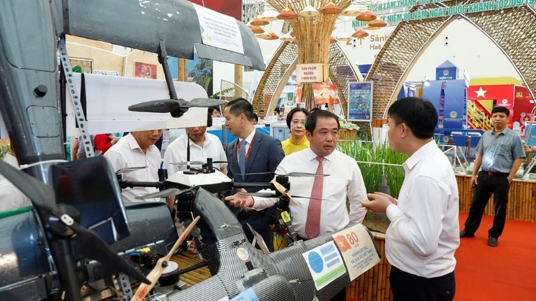 Quyền Bộ trưởng Nông nghiệp và Môi trường Trần Đức Thắng tham quan gian hàng thiết bị máy móc nông nghiệp. trien-lam-3-3544.jpg
