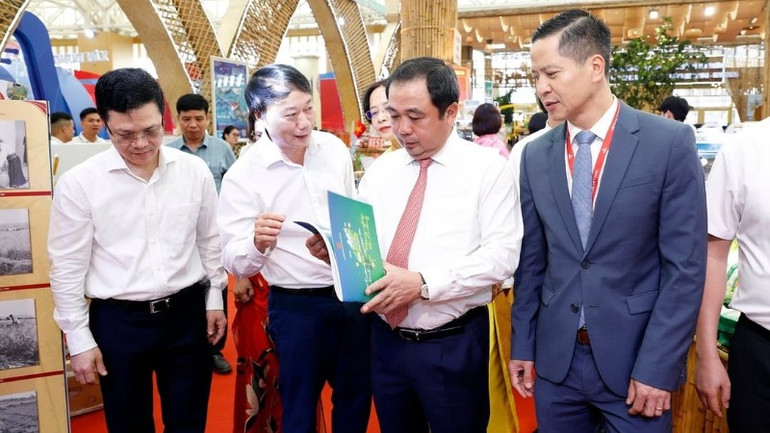 Phó Tổng Biên tập Báo Nông nghiệp và Môi trường Lê Trọng Đảm giới thiệu với Quyền Bộ trưởng về ấn phẩm “Môi trường an lành-Nông nghiệp thịnh vượng”. trien-lam-2-8870.jpg