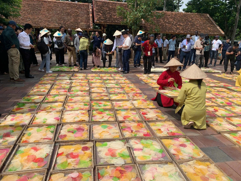 Các đại biểu tham quan, làm việc tại HTX Sinh Dược. a6.jpg
