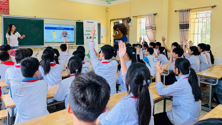 nhan-vien-panasonic-mang-den-cac-lop-hoc-stem-va-moi-truong-cho-hoc-sinh-thcs-thuy-truong-2125.jpg