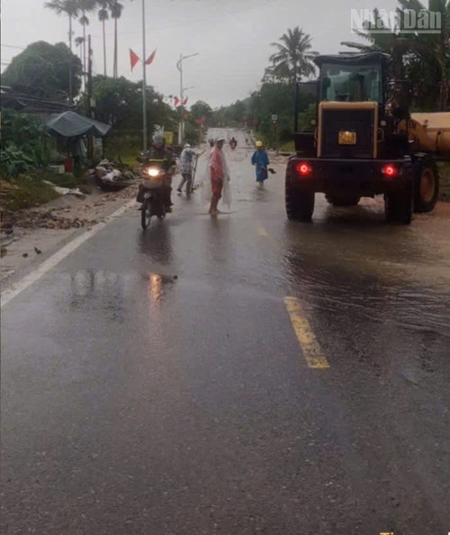 Lực lượng chức năng nỗ lực thông xe trên địa bàn thành phố Huế. ndo_tr_bfd0e1f83863b53dec72.jpg