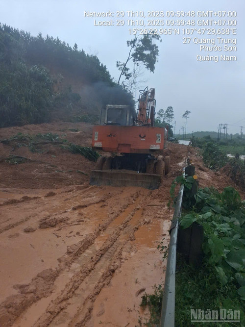 Sạt lở ta-luy trên địa bàn thành phố Đà Nẵng. ndo_br_75354e7b64d6e988b0c7.jpg
