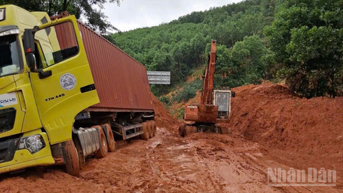 Xe đầu kéo chở hàng nặng bị lật đêm 30/10, sau cả đêm cứu hộ sáng 31/10 đã giải cứu thành công, thông lại tuyến đường đèo. ndo_br_thiet-ke-chua-co-ten-72.png