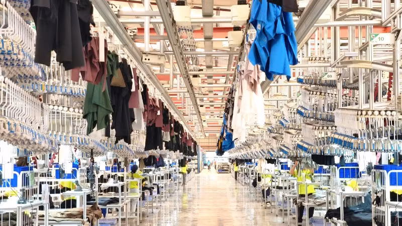 Hệ thống “Truyền treo tự động” vận hành tại nhà máy của Công ty Worldon giúp tăng công suất so với chuyền may truyền thống. (Ảnh: TÙNG ANH)