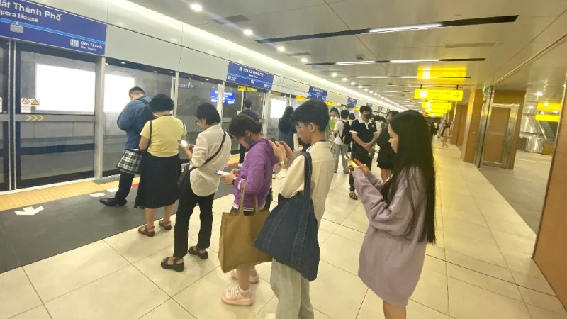 Hành khách đi tuyến Metro số 1 Bến Thành-Suối Tiên. (Ảnh: QUÝ HIỀN)