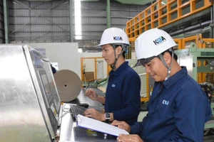 Kỹ sư làm việc tại Nhà máy KOA, Khu công nghiệp chuyên sâu Phú Mỹ 3.