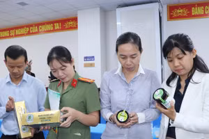 Các đại biểu tham quan một số sản phẩm OCOP tại buổi họp báo.