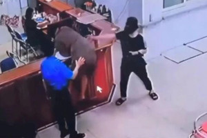 [Video] Bộ Y tế vào cuộc vụ người nhà hành hung nhân viên y tế tại Nghệ An