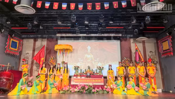 Các thế hệ người Việt tại Pháp cùng hướng về Đền Hùng với tấm lòng thành kính để tưởng nhớ, tri ân công đức của các Vua Hùng, các bậc tiền nhân đã có công dựng nước và giữ nước.