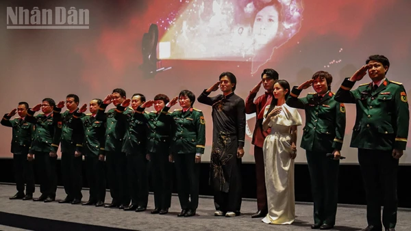 Đoàn làm phim "Mưa đỏ" tại Lễ bế mạc Tuần lễ “Điện ảnh Việt Nam - Hành trình ánh sáng”.