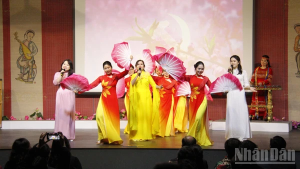 Thế hệ trẻ tại Pháp tham gia Chương trình văn nghệ kỷ niệm 95 năm Ngày thành lập Đảng Cộng sản Việt Nam quang vinh (3/2/1930-3/2/2025) tại Paris ngày 2/2/2025. (ẢNH: KHẢI HOÀN)