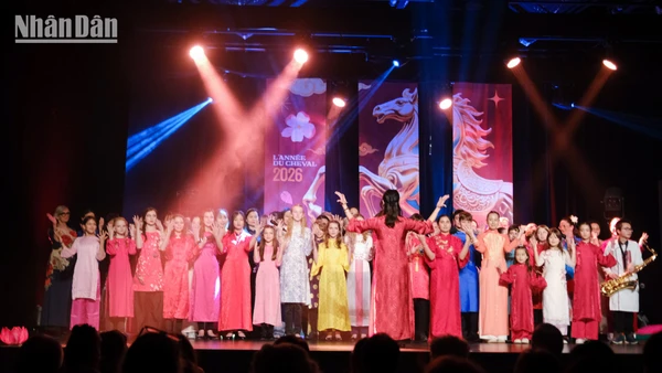 Dàn đồng ca Pháp - Việt, với hơn 50 thành viên, trình diễn mở màn ca khúc Việt Nam “Ngày Tết quê em”.