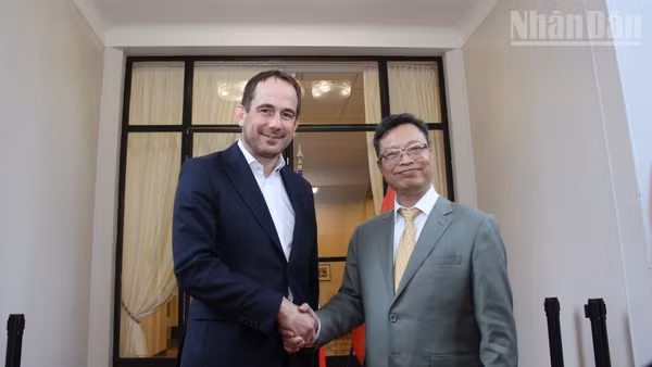 Ngày 19/5/2026, Đại sứ Việt Nam tại Pháp Trịnh Đức Hải có cuộc làm việc với Thị trưởng thành phố Montreuil Patrice Bessac để trao đổi về việc tăng cường tình đoàn kết và hợp tác, trong đó có nỗ lực chung nhằm gìn giữ, phát huy những dấu ấn và giá trị to lớn của Chủ tịch Hồ Chí Minh trong suốt quá trình hoạt động cách mạng tại Pháp.