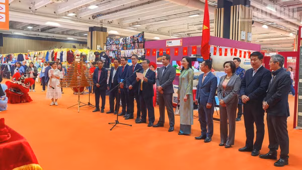 Đại sứ đặc mệnh toàn quyền Việt Nam tại Pháp Trịnh Đức Hải phát biểu khai mạc Không gian Văn hóa Việt Nam, nổi bật với các sản phẩm truyền thống tại Khu vực triển lãm châu Á. 