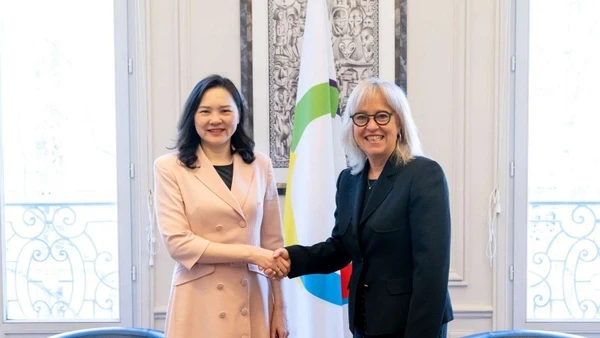 Đại sứ Nguyễn Thị Vân Anh gặp bà Caroline St-Hilaire, Giám đốc Tổ chức quốc tế Pháp ngữ.