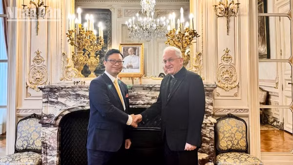 Đại sứ Trịnh Đức Hải gặp và làm việc với Trưởng đoàn Ngoại giao tại Pháp, Tổng giám mục Celestino Migliore.