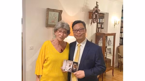 Tại nhà riêng ở Paris, bà Elisabeth Aubrac giới thiệu với Đại sứ Trịnh Đức Hải về những bức ảnh và món quà quý giá của Chủ tịch Hồ Chí Minh. 