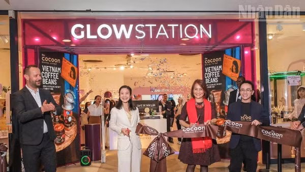 Tham dự Lễ cắt băng ra mắt Cocoon tại Paris có bà Vũ Thị Linh Chi (thứ 2 từ phải), Phu nhân Đại sứ Đặc mệnh toàn quyền Việt Nam tại Pháp Trịnh Đức Hải, cùng đông đảo đối tác và khách mời quốc tế.