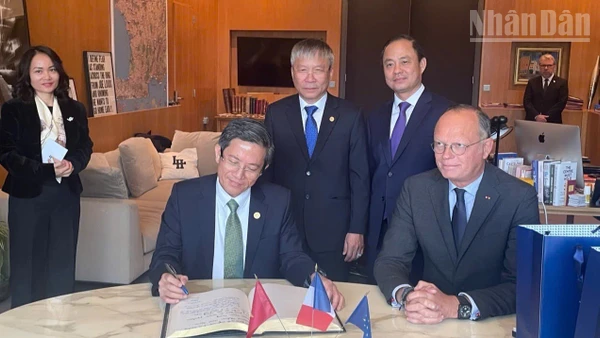 Ông Trần Nam Hưng, Phó Chủ tịch UBND thành phố Đà Nẵng và ông Édouard Philippe, Thị trưởng thành phố Le Havre ký kết Biên bản ghi nhớ. 