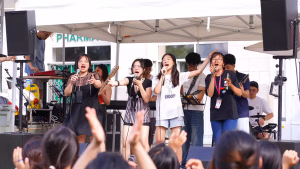 Ban nhạc gồm các thành viên của dự án Toucher Arts đến từ nhiều nơi trên thế giới.