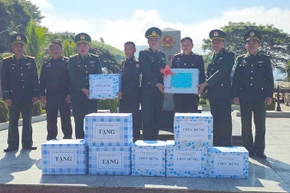 Đại diện các Đồn Biên phòng Sơn La đã tổ chức gặp gỡ, tặng quà chúc mừng lực lượng bảo vệ biên giới nước bạn Lào.