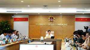 Thứ trưởng Bùi Hoàng Phương trao đổi các nội dung tại cuộc họp báo.