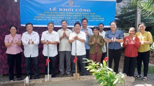 Đại biểu tham dự lễ thực hiện nghi thức khởi công xây dựng nhà cho nông dân Nguyễn Thái Khiển. (Ảnh: HOÀNG TRUNG)
