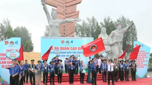 Lãnh đạo tỉnh Bến Tre phất cờ ra quân cao điểm Chiến dịch thanh niên tình nguyện hè năm 2025. (Ảnh: HOÀNG TRUNG)