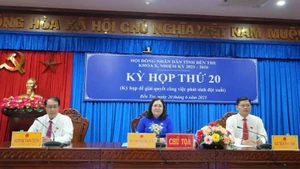 Đại biểu chủ trì tại Kỳ họp Hội đồng nhân dân tỉnh Bến Tre. (Ảnh: HOÀNG TRUNG)
