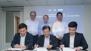 Đại diện FPT, CYCU và FCC Partners Inc ký kết hợp tác.