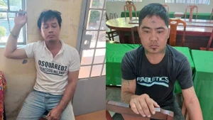 Hai đối tượng bị tạm giữ hình sự để điều tra hành vi trộm cắp tài sản. (Ảnh: HOÀNG TRUNG)