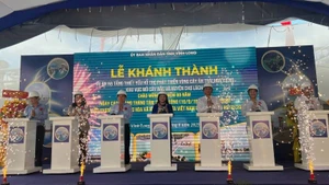Đại biểu tham dự buổi lễ thực hiện nghi thức khánh thành dự án hạ tầng thiết yếu hỗ trợ phát triển vùng cây ăn trái, hoa kiểng. (Ảnh: HOÀNG TRUNG)