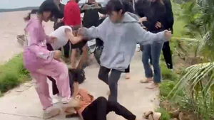Nữ sinh bị đánh hội đồng lan truyền trên mạng xã hội. (Ảnh: cắt từ clip)