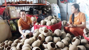Sản xuất hàng thủ công mỹ nghệ từ dừa tại Vĩnh Long gặp nhiều khó khăn do tiêu thụ chậm. (Ảnh: HOÀNG TRUNG)