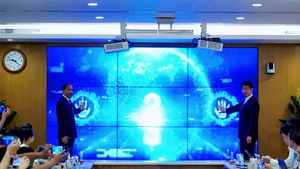 Thứ trưởng Khoa học và Công nghệ Bùi Hoàng Phương và Phó Chủ tịch Liên đoàn Thương mại và Công nghiệp Việt Nam Hoàng Quang Phòng, nhấn nút phát động Giải thưởng “Sản phẩm công nghệ số Make in Vietnam” năm 2025.