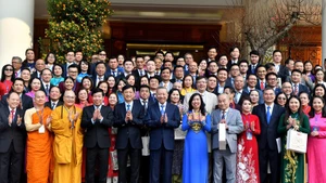 Tổng Bí thư Tô Lâm với đoàn kiều bào tiêu biểu về quê đón Tết cổ truyền và tham dự chương trình “Xuân Quê hương 2025”. (Ảnh: ĐĂNG KHOA)