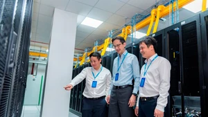 Thứ trưởng Ngoại giao Đỗ Hùng Việt cùng đoàn thăm Nhà máy AI (AI Factory) do FPT hợp tác cùng NVIDIA nghiên cứu và phát triển.