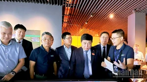 Phó Thủ tướng Nguyễn Chí Dũng tham quan Bảo tàng Vũ trụ Việt Nam. Ảnh: NGỌC HIẾU.