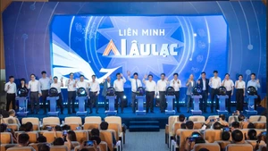 Các thành viên bấm nút ra măt Liên minh AI Âu Lạc.