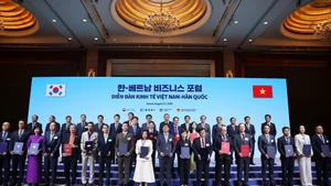 Ông Lê Trường Tùng, Chủ tịch Hội đồng trường Trường Đại học FPT (hàng 1, thứ 5 từ trái sang) và ông Hà Minh Tuấn, Giám đốc FPT Hàn Quốc, Tập đoàn FPT (hàng 1, thứ 6 từ trái sang) nhận thỏa thuận hợp tác dưới sự chứng kiến của Tổng Bí thư Tô Lâm và Thủ tướng Hàn Quốc Kim Min Seok.