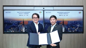 Ông Đỗ Văn Khắc, Phó Tổng Giám đốc FPT Software kiêm Tổng Giám đốc FPT Japan, Tập đoàn FPT (phải) và ông Toru Tachibana, Phó Chủ tịch điều hành ATEC (trái) tại lễ ký kết.