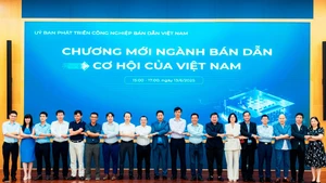 Thành viên Ủy ban Phát triển công nghiệp bán dẫn.