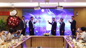 Bấm nút khai trương sàn giao dịch khoa học và công nghệ Việt Nam.