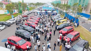 Lễ bàn giao lô xe VinFast Limo Green đầu tiên được tổ chức trong khuôn khổ “Ngày hội Xanh - Thu xe xăng, lên đời xe Xanh” đang diễn ra tại Khu đô thị Vinhomes Global Gate (Đông Anh, Hà Nội).