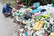 Cơ quan chức năng kiển tra hiện trường khu vực hàng trăm lọ mỹ phẩm bị vứt bỏ bên đường ở Đà Lạt.